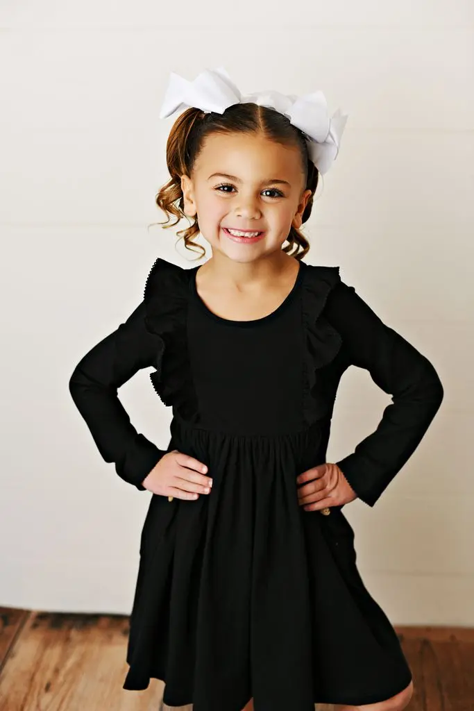 Bella Black Pocket Dress – Minimalist Style 1